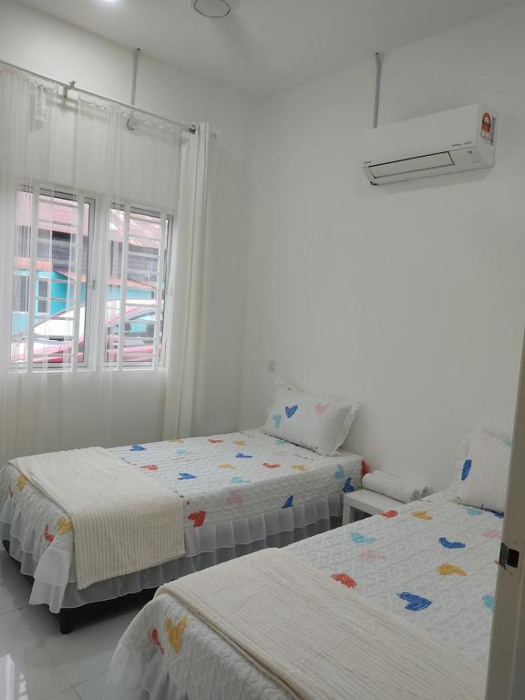 Postel nebo postele na pokoji v ubytování Homestay Bajet Cikgu Amin
