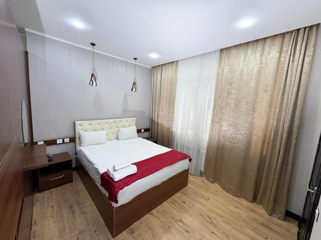 Postel nebo postele na pokoji v ubytování Consul Hotel