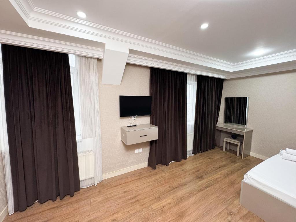 TV a/nebo společenská místnost v ubytování Consul Hotel