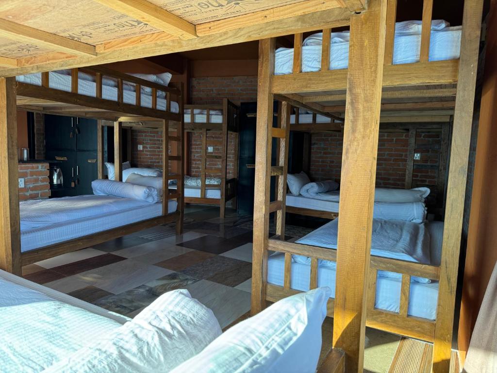 Un pat sau paturi într-o cameră la Nar-Bis Hotel