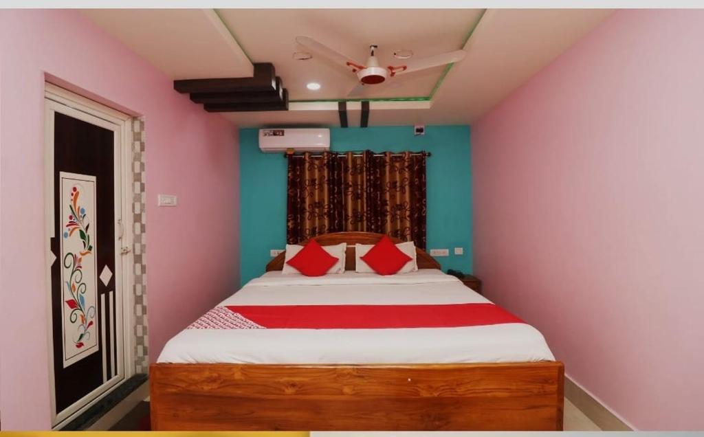 Postel nebo postele na pokoji v ubytování HOTEL AYUSH INTERNATIONAL