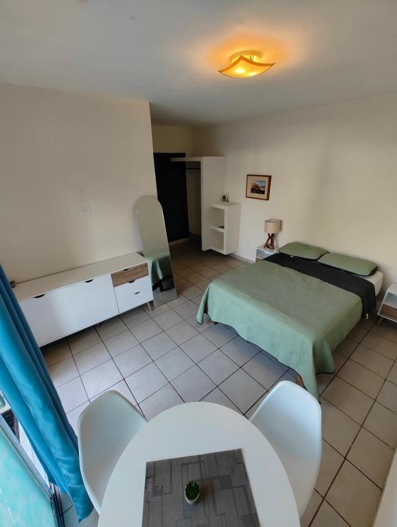 En eller flere senge i et værelse på Casa Pax - Habitación el Oasis Secreto Frente al Mar