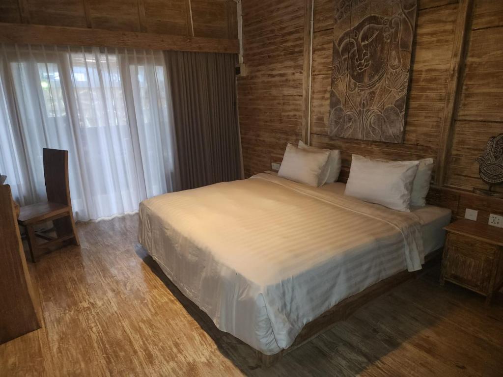 Un dormitorio con una cama grande en una habitación. en Pondok Canaha, en Nusa Dua