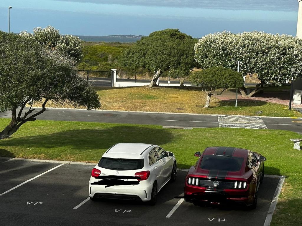 ケープタウンにあるBig Bay Beach Clubの駐車場に隣接して2台駐車