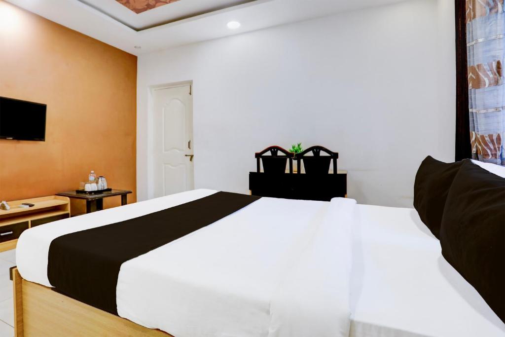 Postel nebo postele na pokoji v ubytování Hotel O GREEN PALMS