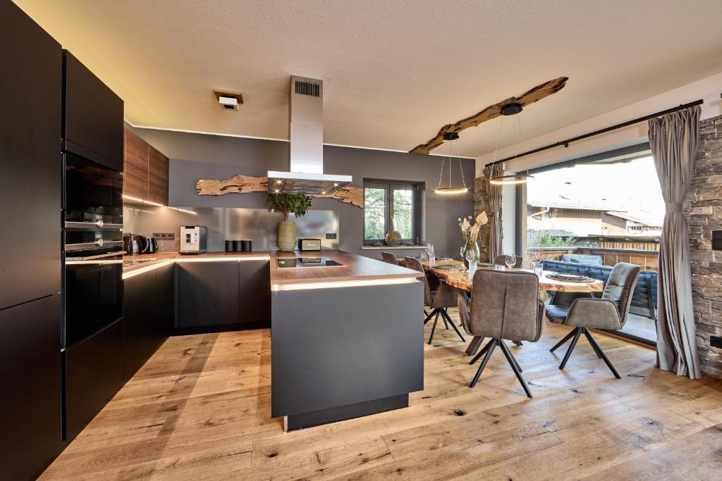 a kitchen and dining room with a table and chairs at Apartment Wood&Stone Alpi in Garmisch-Partenkirchen