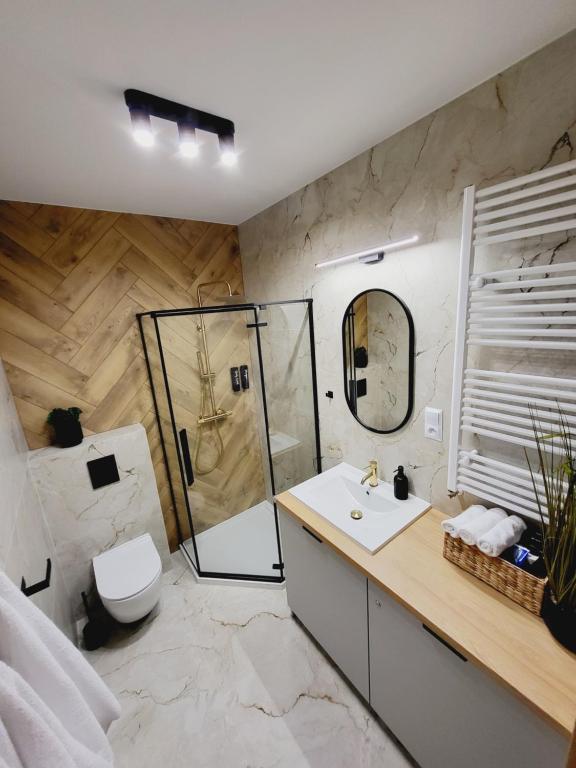 ザモシチにあるApartament - Monte Cassino 1のシャワー、洗面台、トイレ付きのバスルーム