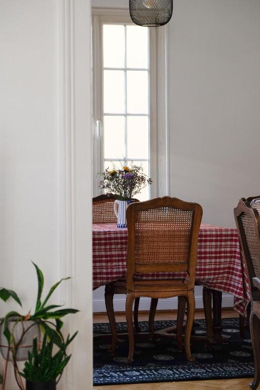une salle à manger avec une table et une chaise dans l'établissement Chez Schätzele - Joli appartement Strasbourgeois, à Strasbourg
