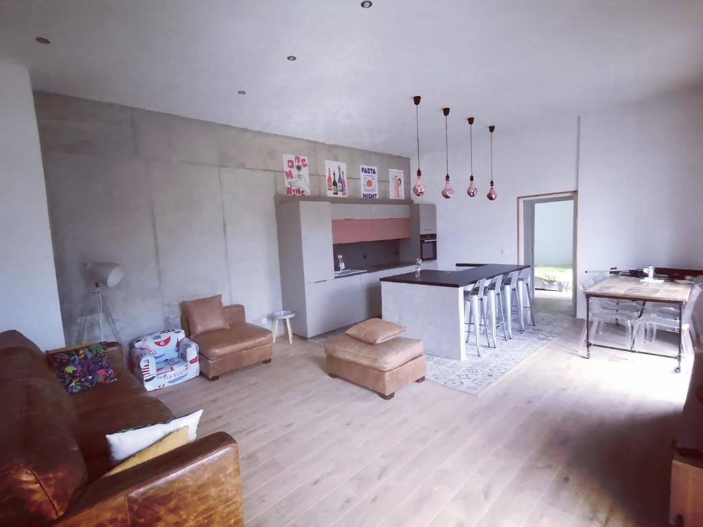 un salon avec une cuisine et une salle à manger dans l'établissement cardo village, à Bastia