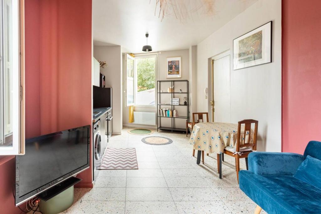 - un salon avec des murs rouges et un canapé bleu dans l'établissement Revest, à Sète