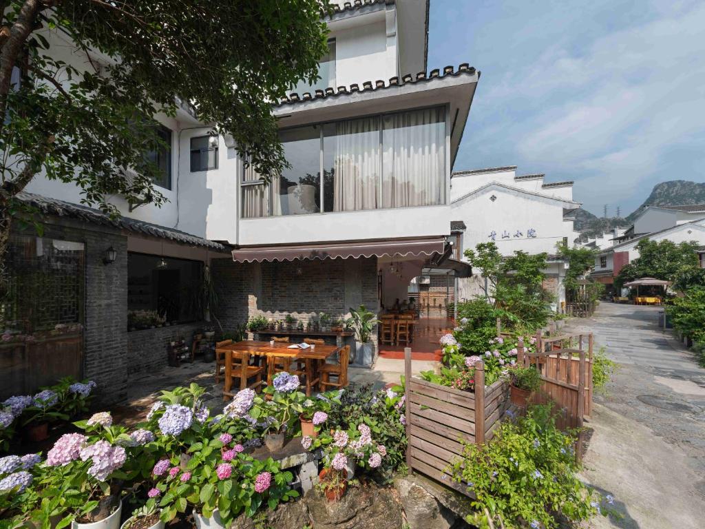 Tòa nhà nơi nhà khách tọa lạc