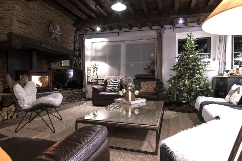 Χώρος καθιστικού στο Au Faubourg de France à Bouillon, déco fêtes de fin 2025 à partir du 27 novembre