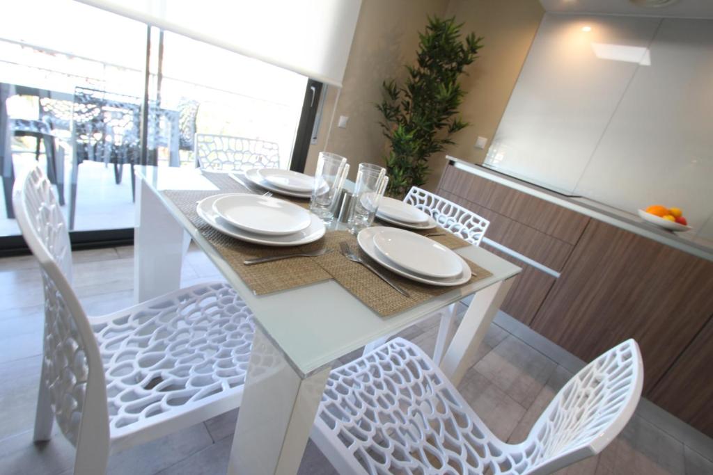 A seating area at Apartamentos Cambrils Playa Spa