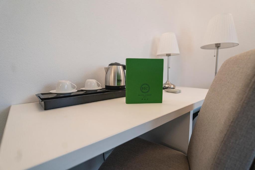 Příslušenství pro přípravu čaje a kávy v ubytování Hotel Comat Deva