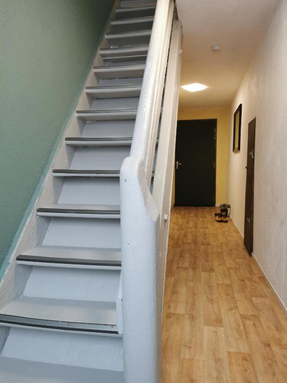 un escalier vide dans une chambre avec couloir dans l'établissement Apparat, à Colmar