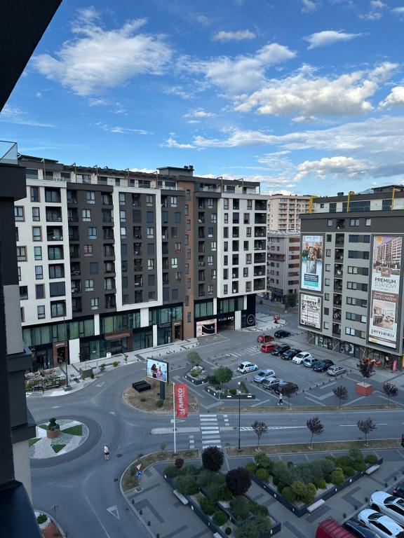 z góry widok na parking z budynkami w obiekcie Sarajevo Boulevard w Sarajewie