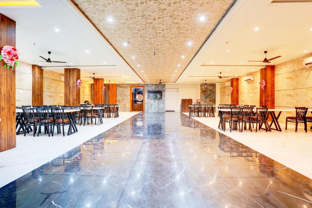 Restaurace v ubytování Hotel O Dev paradise