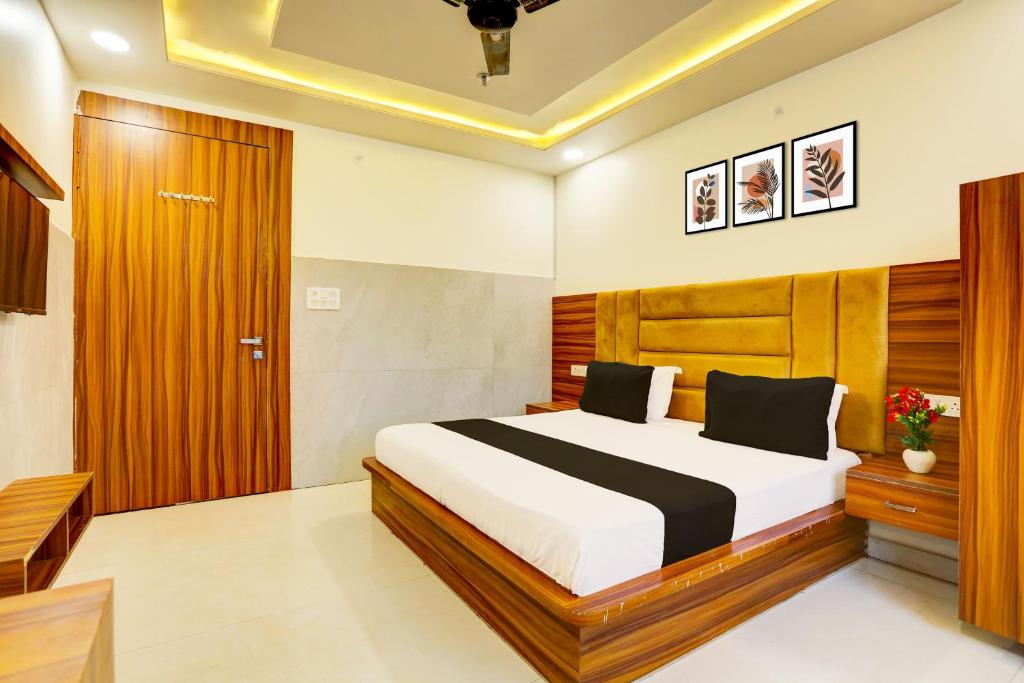 Postel nebo postele na pokoji v ubytování Hotel O Dev paradise