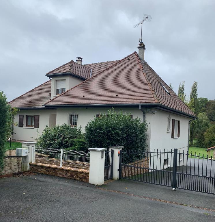 une maison blanche avec une clôture devant dans l'établissement Les Bords de la Lizaine, à Héricourt
