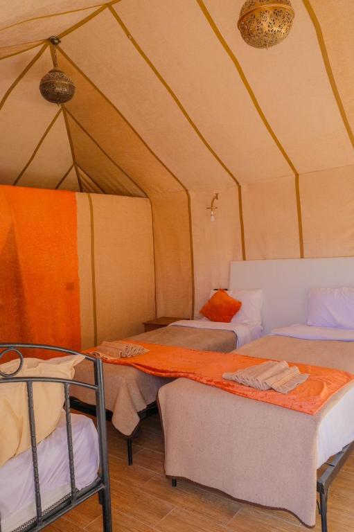 Postel nebo postele na pokoji v ubytování Sahara Desert Camp