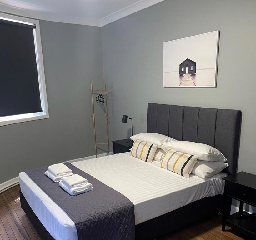 
Queen Room with Shared Balcony and Shared Bathroom
