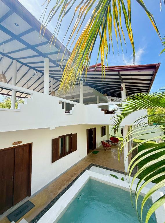 Bazén v ubytování Sri Lanka Surf Villa Domus Graziella nebo v jeho okolí