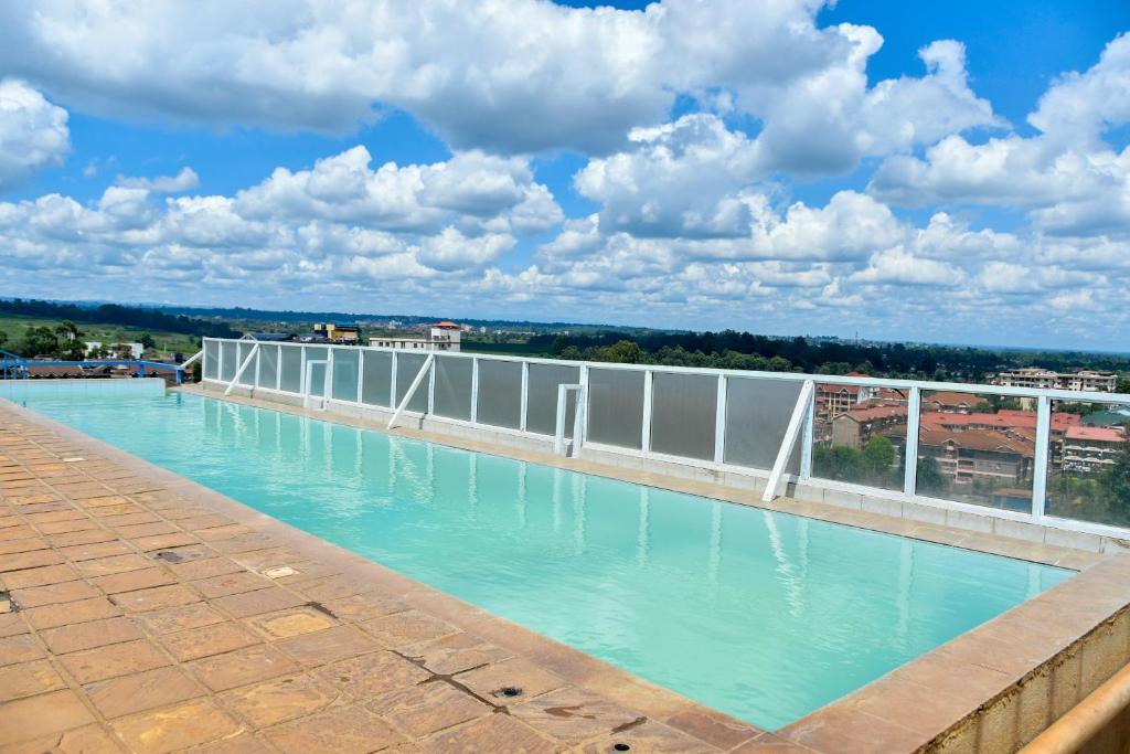 Bazén v ubytování Elegant Studio with Rooftop Pool in Nairobi -Jovial Homes nebo v jeho okolí