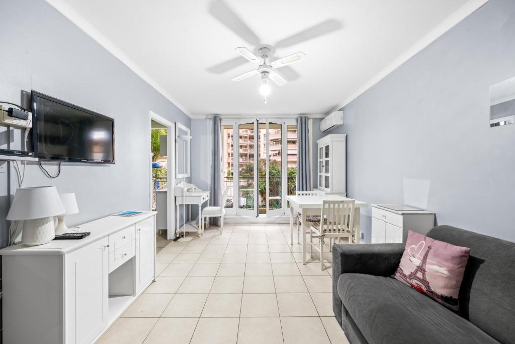 un salon avec un canapé et une télévision dans l'établissement LE LANDELLE - Centre- Climatisation -Proche Gare SNCF, à Menton