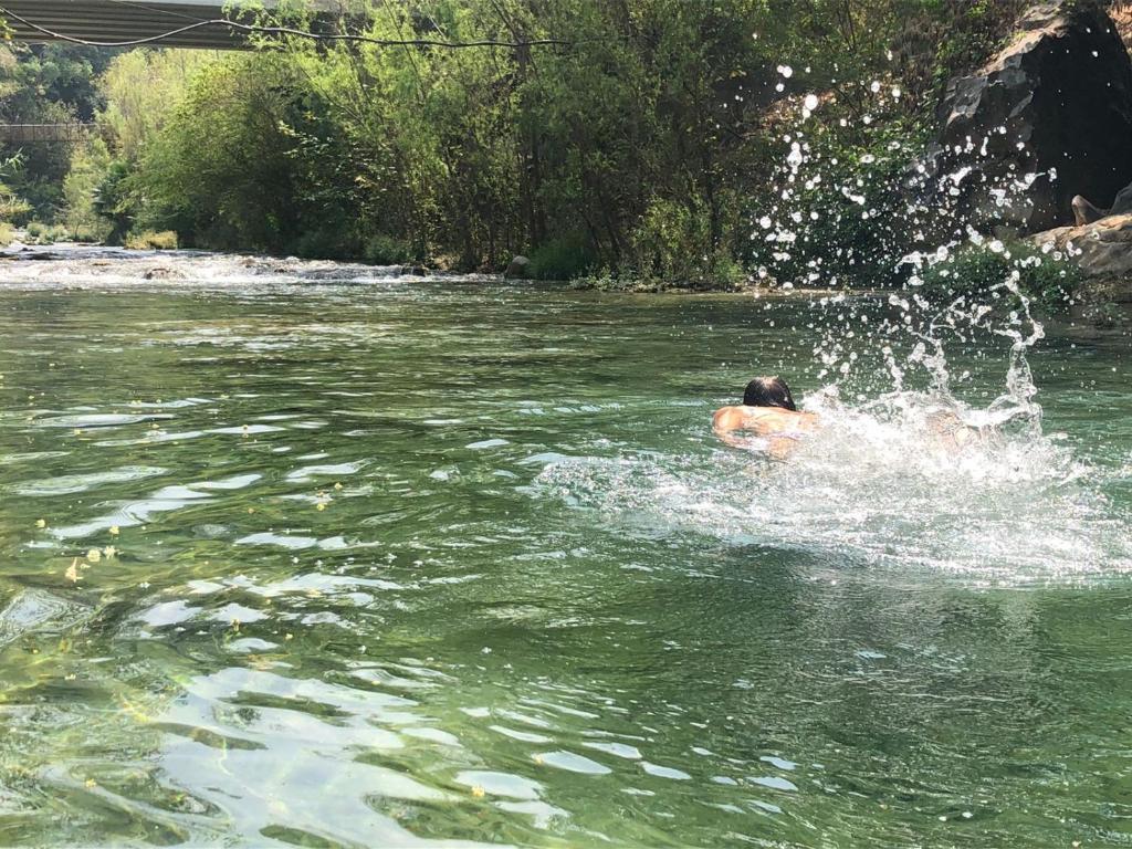 Výhled na řeku, která protéká v blízkosti penzionu