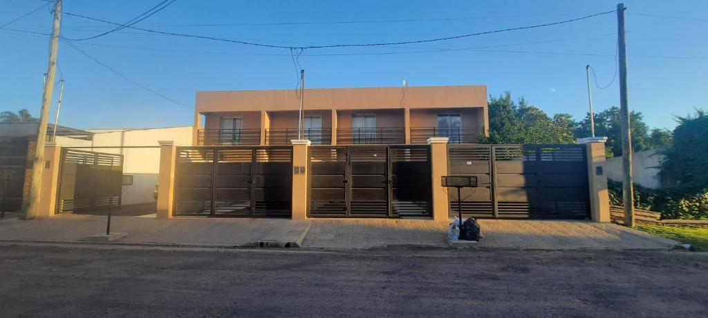 un edificio con un cancello di fronte di Lucero del Ibera a Mercedes