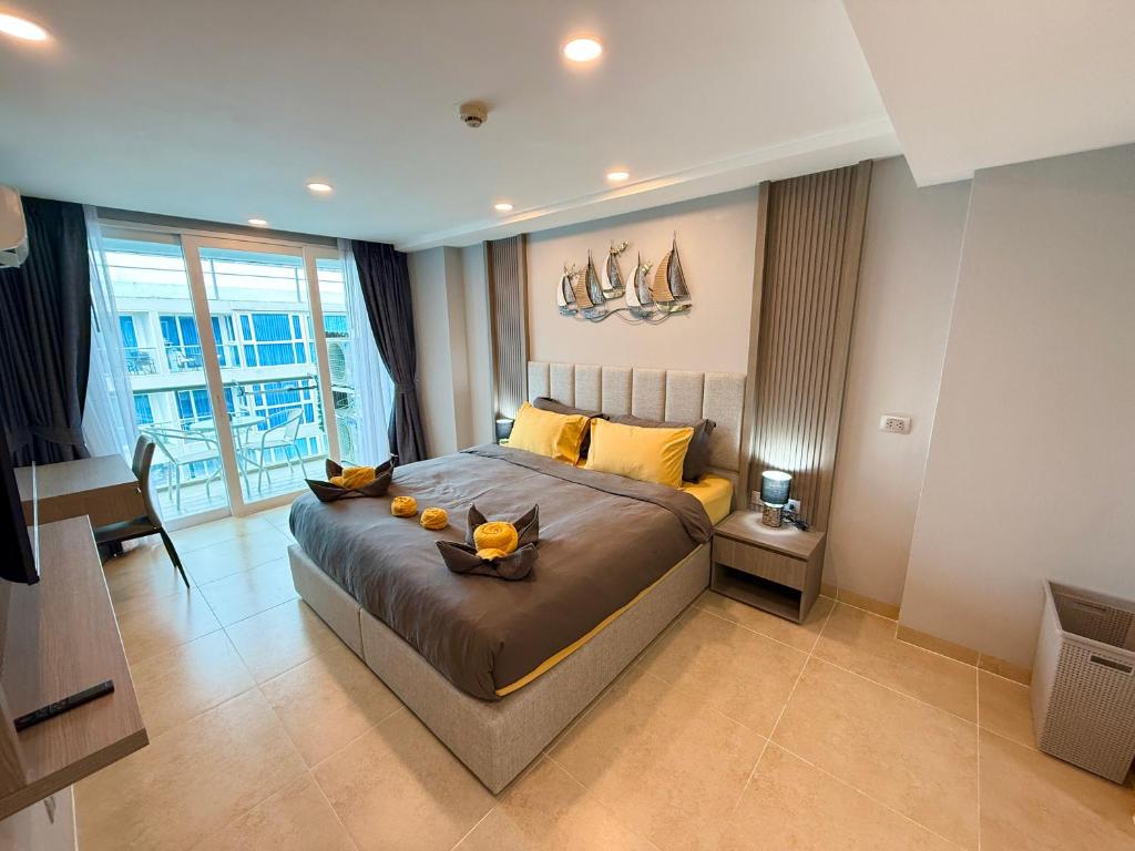a bedroom with a large bed with oranges on it at Large luxury condo - Pattaya City Centre - Centara Avenue, Pool View - 805 in Pattaya Central