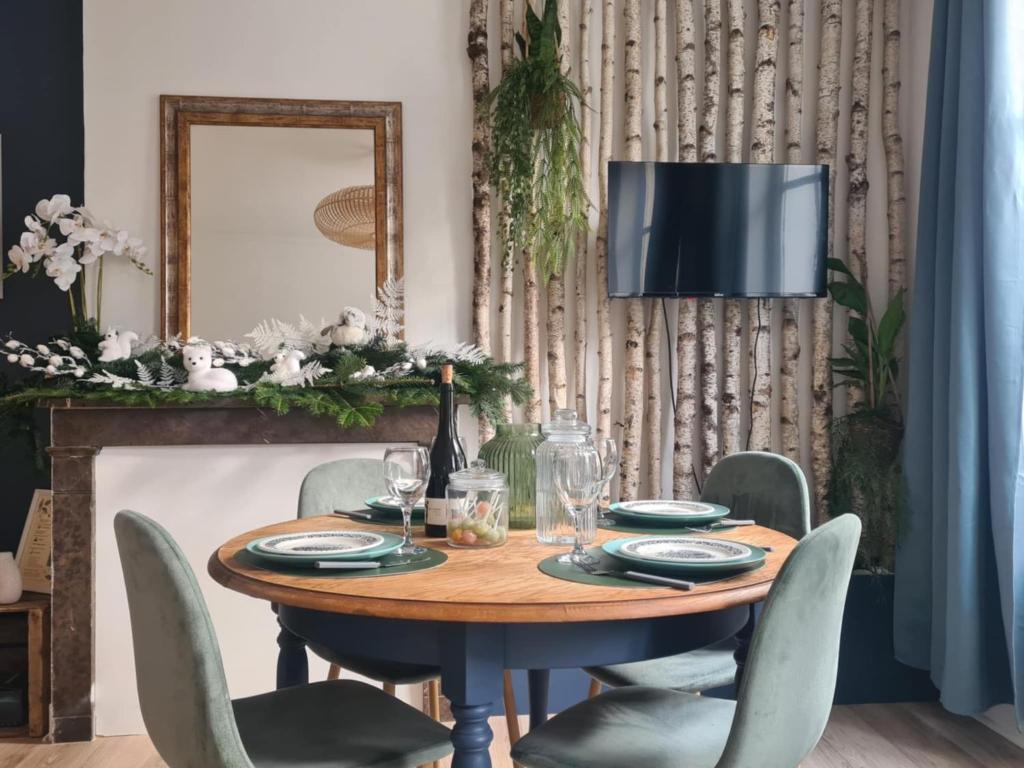 a dining room table with chairs and a mirror at Studio 4 personnes aux pieds du château de Blois avec expérience de dormir sous les aurores boréales in Blois