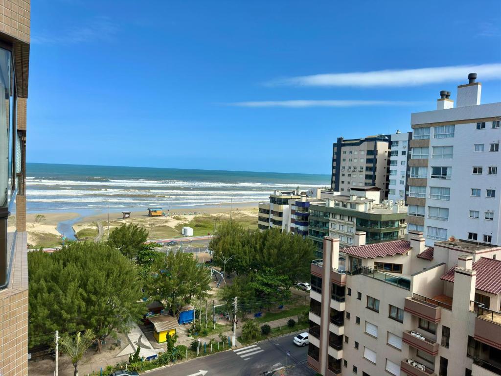 a view of a beach and buildings and the ocean at Apartamento com vista para o mar in Capão da Canoa