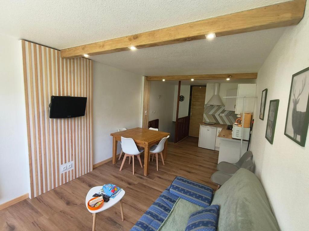 a living room with a couch and a table at Appart 4/6 pers pied des pistes La Mongie in Bagnères-de-Bigorre