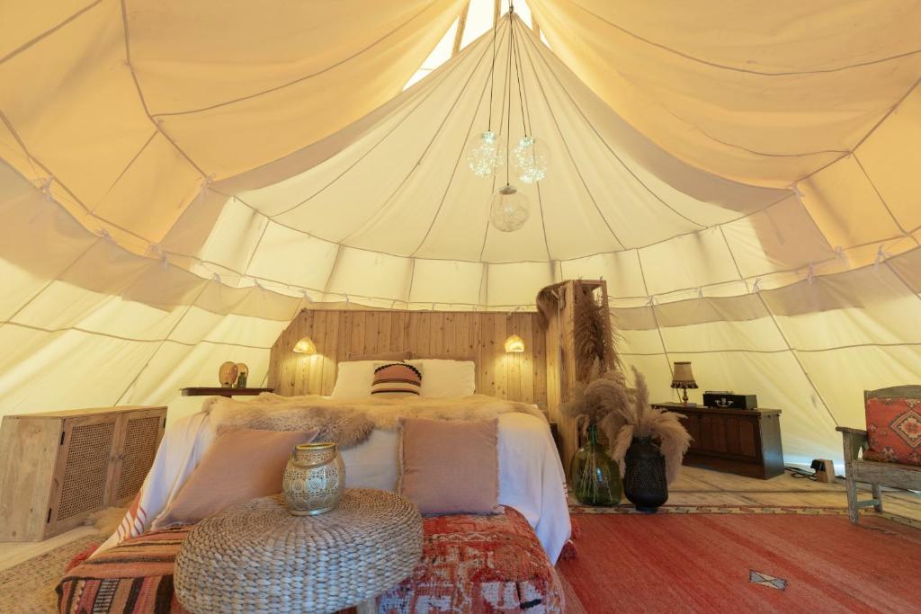 Postel nebo postele na pokoji v ubytování Tipi Marie met hotutub in de tuin