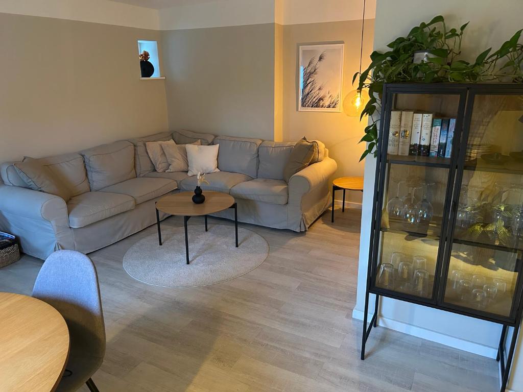 a living room with a couch and a table at Traumhafte Ferienwohnung zwischen Ostsee und Hansestadt in Stockelsdorf