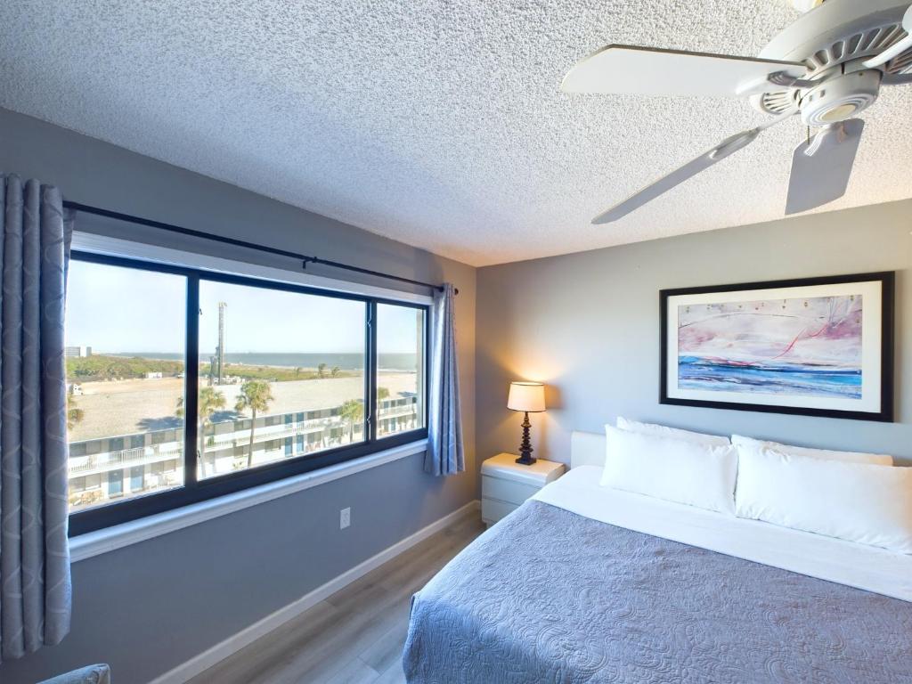 Postel nebo postele na pokoji v ubytování Sandcastles 2br2ba Cocoa Beach Ocean Views!