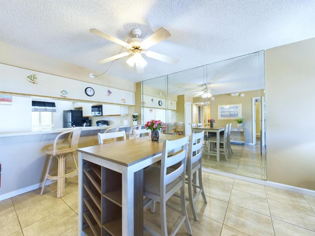 Kuchyň nebo kuchyňský kout v ubytování Sandcastles 2br2ba Cocoa Beach Ocean Views!
