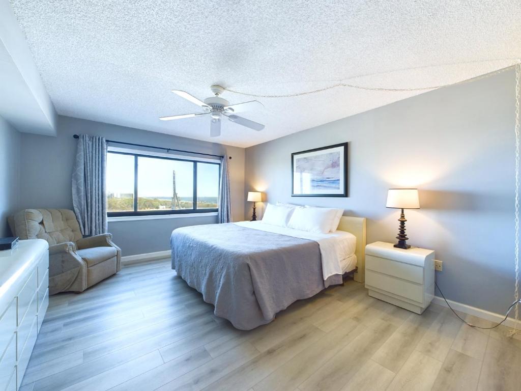 Postel nebo postele na pokoji v ubytování Sandcastles 2br2ba Cocoa Beach Ocean Views!