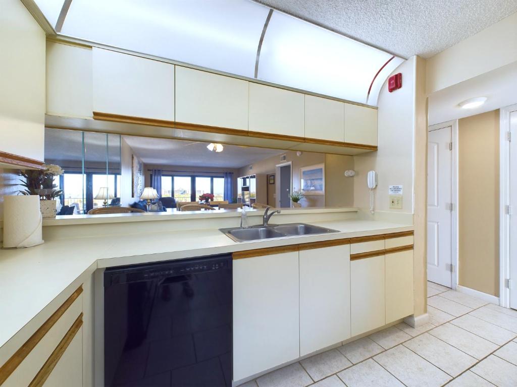 Kuchyň nebo kuchyňský kout v ubytování Sandcastles 2br2ba Cocoa Beach Ocean Views!