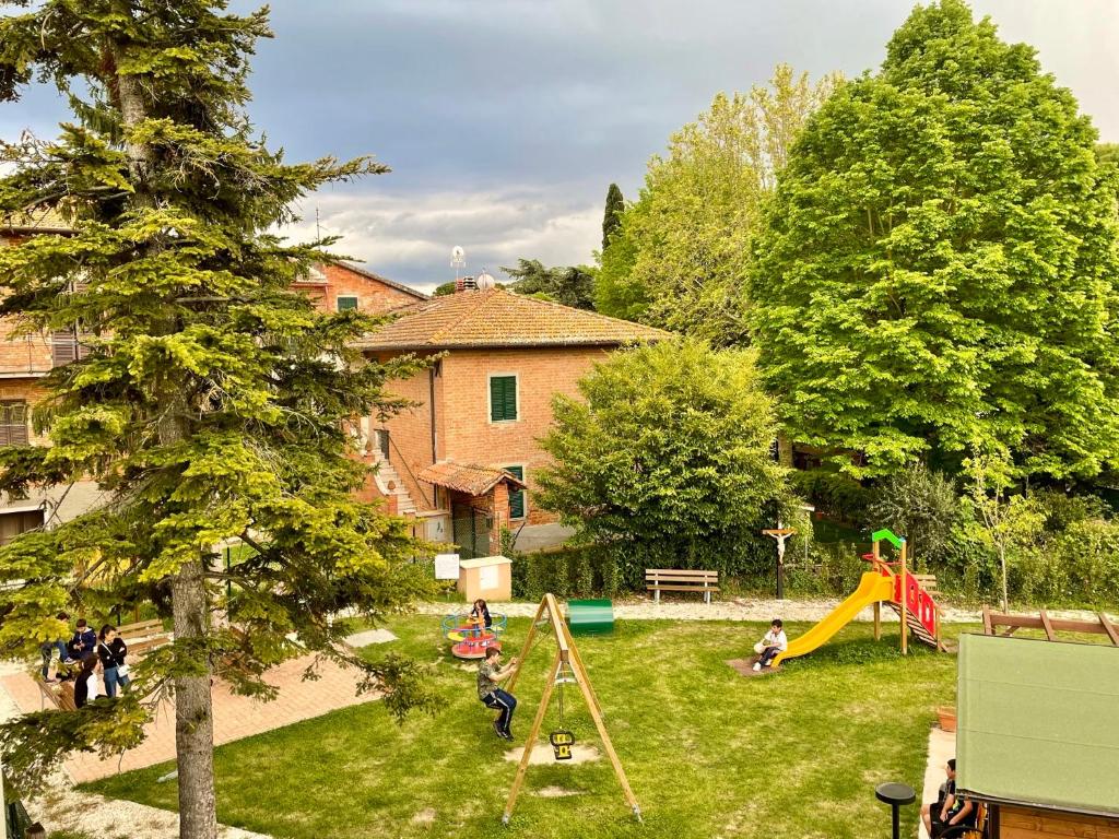 Plac zabaw dla dzieci w obiekcie Magical villa, breathtaking views, large private garden and olive grove - in a cool village on the Umbria Tuscany Border