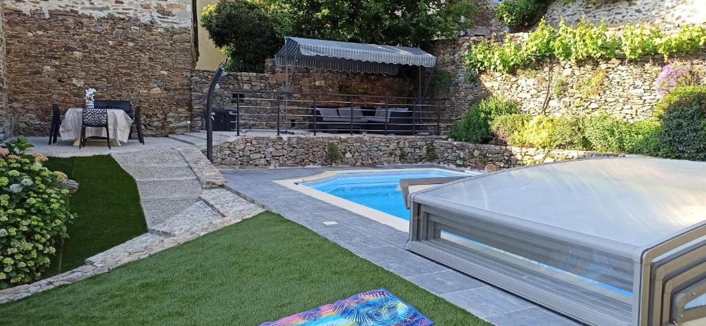 Kolam renang di atau dekat dengan Gite L'0livier avec piscine en Aveyron