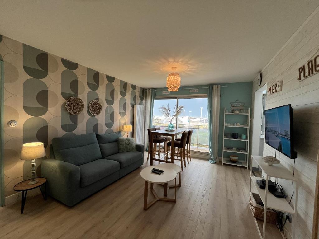 un salon avec un canapé et une table dans l'établissement Le Sable d Opale, à Calais