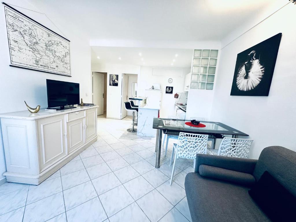 un salon avec un canapé et une table dans l'établissement Grand appartement centre piéton Cannes, à Cannes