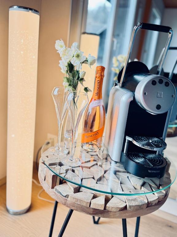 Příslušenství pro přípravu čaje a kávy v ubytování Eva's Seeblick