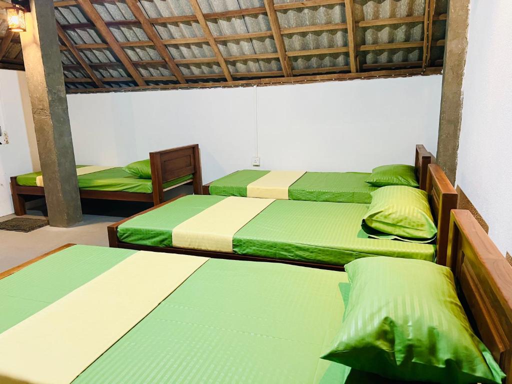 Postel nebo postele na pokoji v ubytování YALA Turtle Bay Hostel