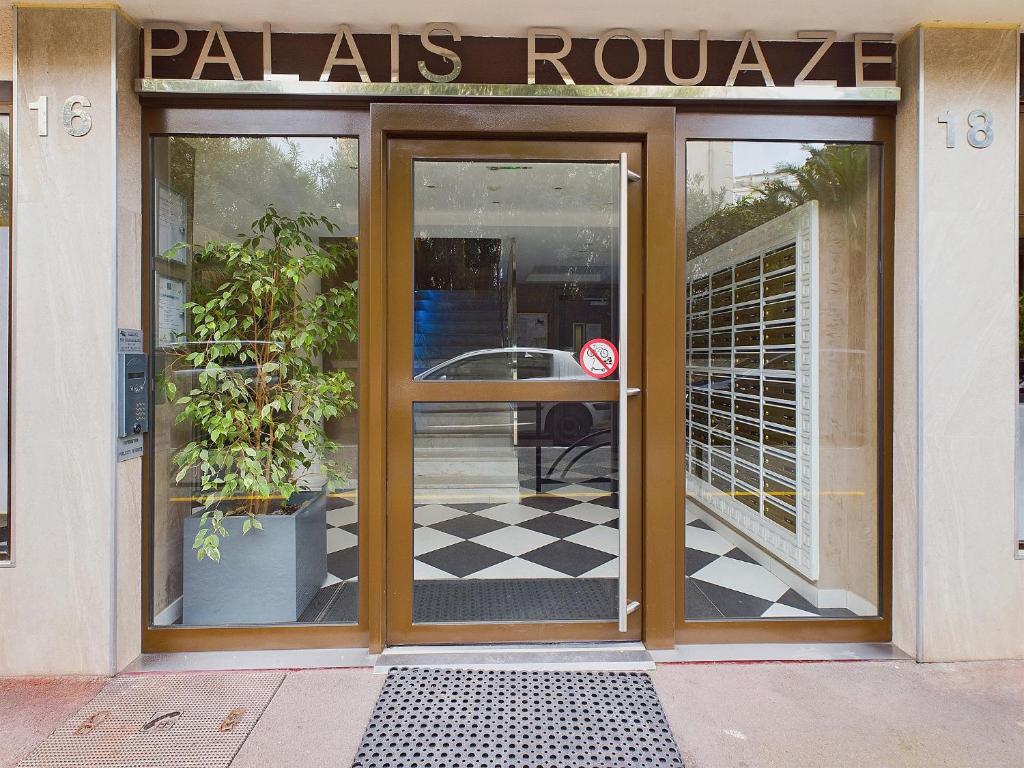 - l'accès à un restaurant avec une porte tournante dans l'établissement Valentina 16/18 Rue rouaze cannes, à Cannes