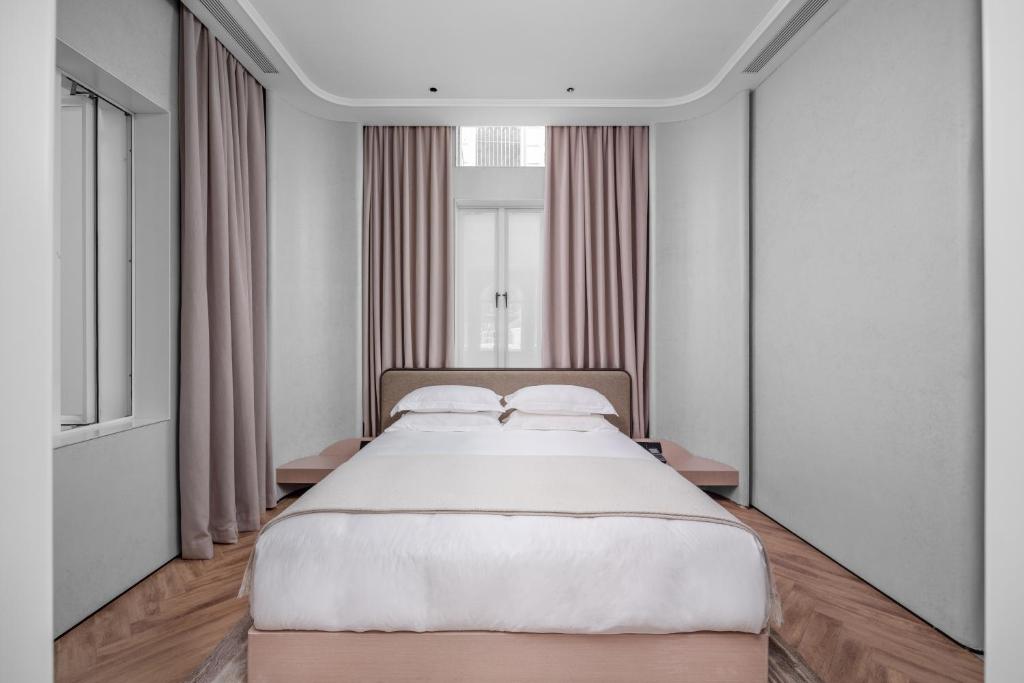 Postel nebo postele na pokoji v ubytování Linggan Anyu Hotel