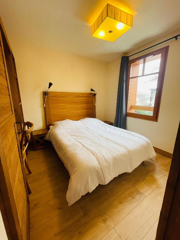 Posteľ alebo postele v izbe v ubytovaní Appartements avec PISCINE INTÉRIEURE SAUNA Parking Étage 1 au Centre du Village dans Résidence Cami Réal