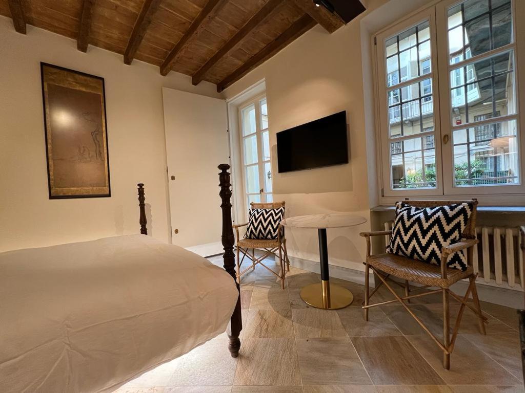 A television and/or entertainment centre at Palazzo Balbo di Vinadio Apartments